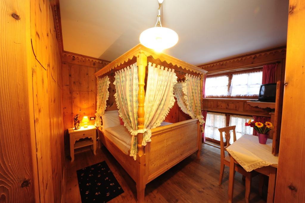 Chalet Alpenrose Bio Wellness Naturhotel Cogolo Zimmer foto