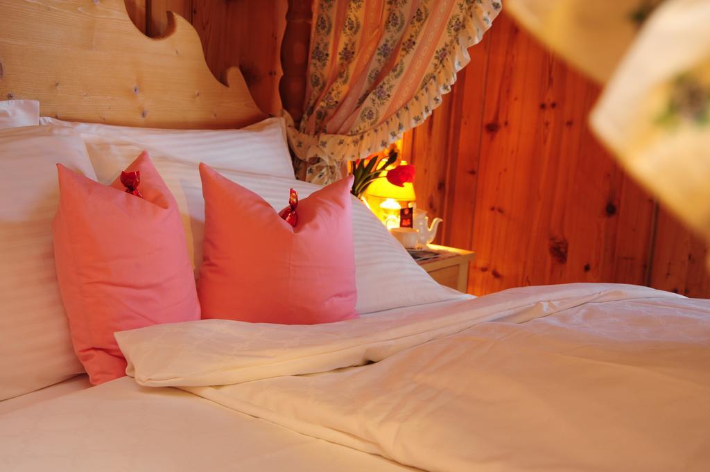 Chalet Alpenrose Bio Wellness Naturhotel Cogolo Zimmer foto